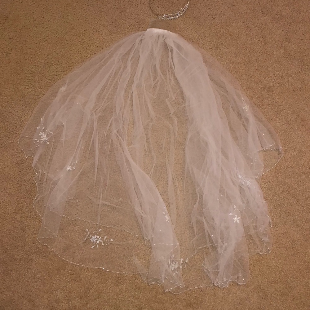 Beautiful David’s bridal wedding vail & headpiece